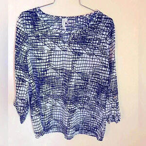 🌼 Women’s Blouse with blue abstract design, Sz L , Like New .